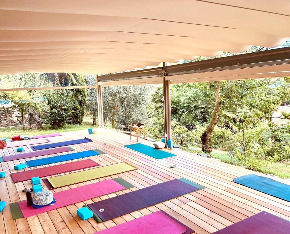 Yoga-Matten auf der Terrasse